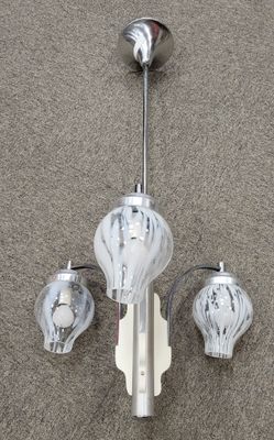 une lampe accrochée au mur à côté d'une autre lampe
