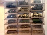 de nombreux types de véhicules militaires exposés dans une vitrine
