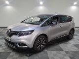 une voiture argentée garée dans une pièce au sol en damier
