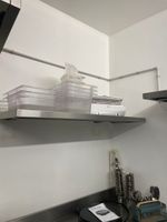 - Lot comprenant Deux tables en inox à dosseret, Trois étagè… (photo 2)