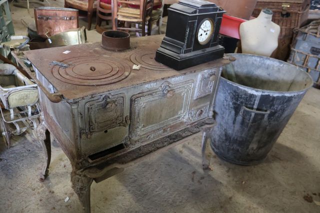 Cuisinière à bois, pendule marbre, bassine zinc 
