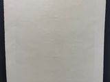 l'image d'un carré blanc accroché à un mur noir