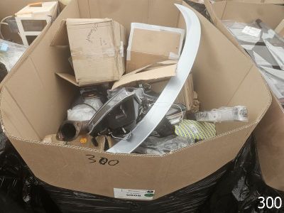 une boîte en carton remplie d'objets divers empilés les uns sur les autres