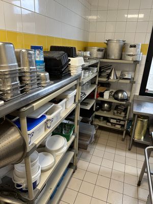 de nombreuses casseroles et poêles sur les étagères de la cuisine