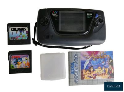 une image représentant une console de jeux avec plusieurs jeux et accessoires