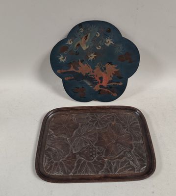Deux œuvres d'art sont posées l'une à côté de l'autre sur une table