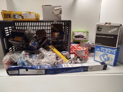 une pile d'objets posée sur une étagère dans une pièce