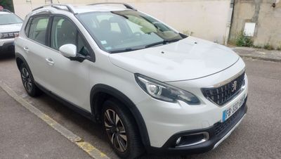 une voiture blanche garée sur le bord de la rue