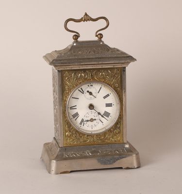 Pendule de voyage dite d'officier en tôle et laiton, cadran …