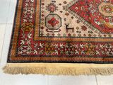 un tapis posé au sol, sur lequel est assis un chat
