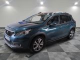 la voiture bleue est garée sur le sol en damier d'un garage
