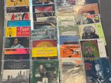 beaucoup de CD qui traînent sur une table