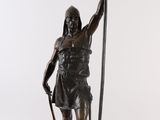 statue en bronze représentant un guerrier tenant une lance et un bouclier