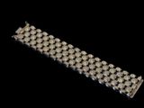 un gros plan d'un bracelet en diamants sur fond noir