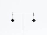 Boucles d'oreilles en forme de fleur en onyx noir sur fond blanc