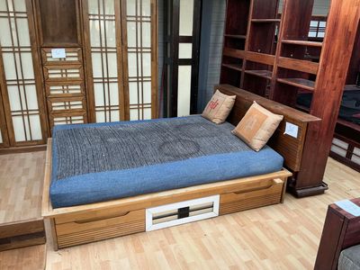 un lit recouvert d'une couverture bleue