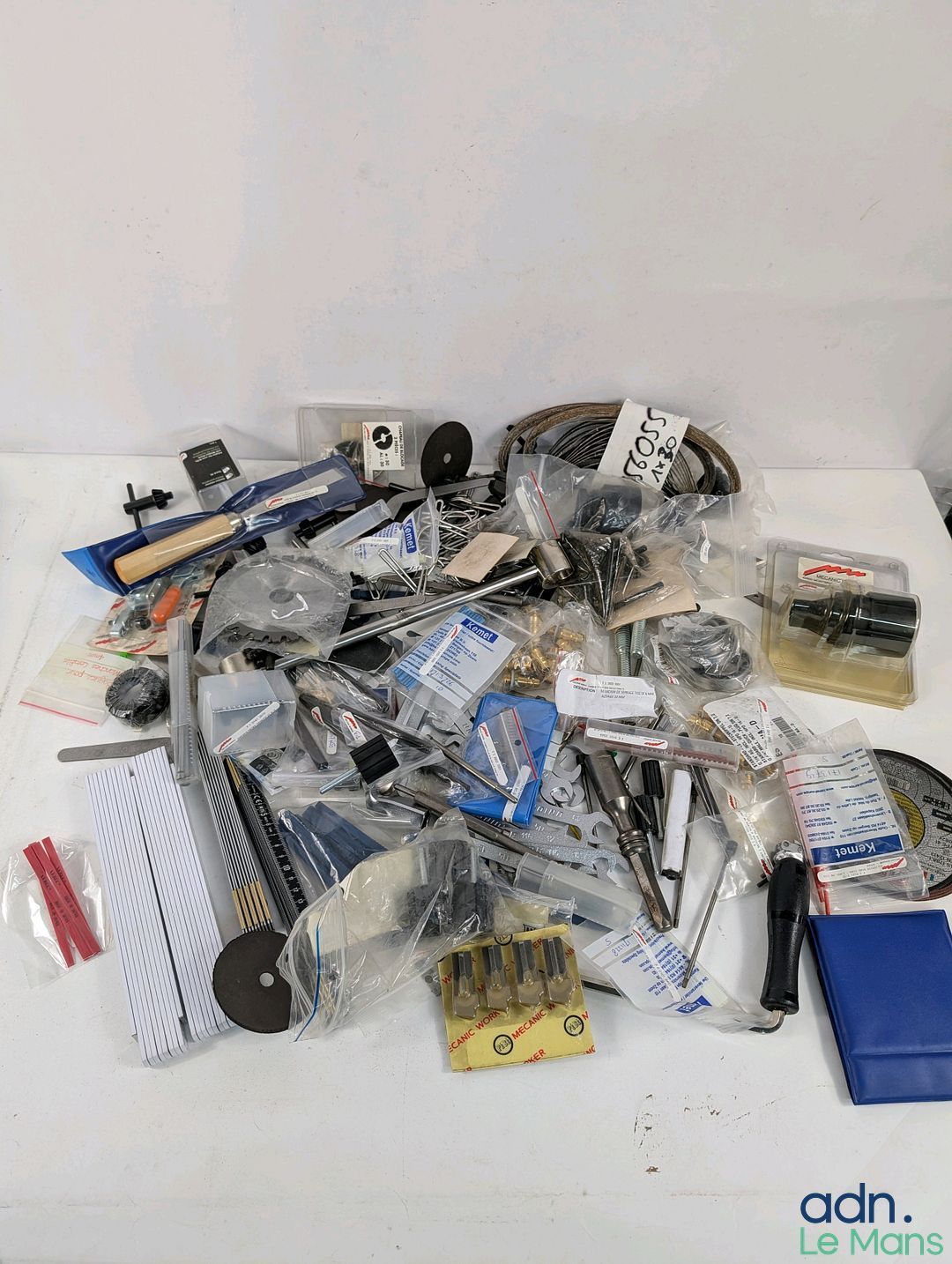 Important lot d'outils et d'accessoires.