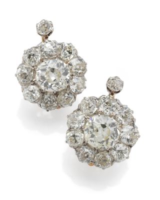 une paire de boucles d'oreilles en diamant