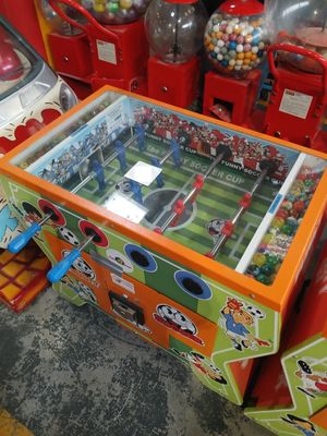 une table sur laquelle se déroule un match de foot, dans un magasin