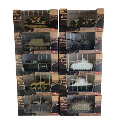 de nombreux véhicules militaires miniatures dans une vitrine