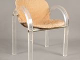 une image représentant une chaise transparente dont l'assise et le dossier sont tressés