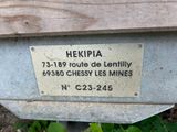 a sign on the side of a bench that says hekipia