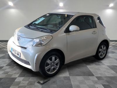 la photo d'une petite voiture blanche garée dans un garage