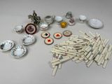 beaucoup de petits objets posés sur la table
