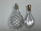 une bouteille en verre et une cuillère en verre posées sur une table
