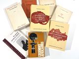 plusieurs livres empilés les uns sur les autres sur une surface blanche