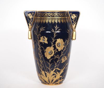 une image représentant un vase bleu orné de fleurs dorées