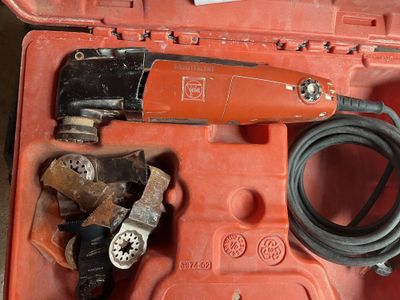 un outil dans une boîte contenant d'autres outils