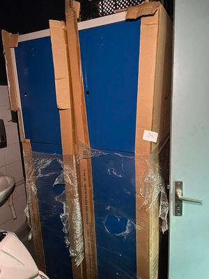 une photo d'une salle de bains avec des toilettes et une porte bleue