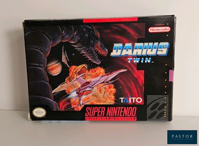 une boîte sur laquelle figure un jeu vidéo, posée sur une table