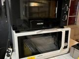 un micro-ondes posé sur un comptoir dans une cuisine