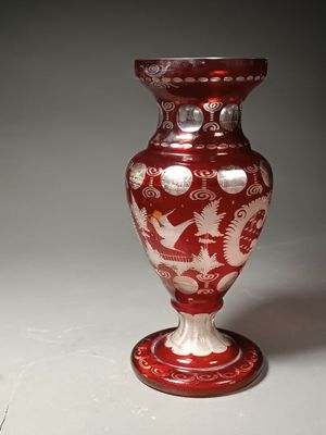 BOHEME. VASE balustre à décor d'oiseaux et de fleurs Cristal…