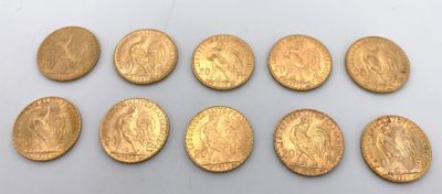 un groupe de pièces d'or posées sur une surface blanche