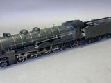 un petit train posé sur une surface blanche