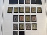 une image d'une collection de timbres sur une table