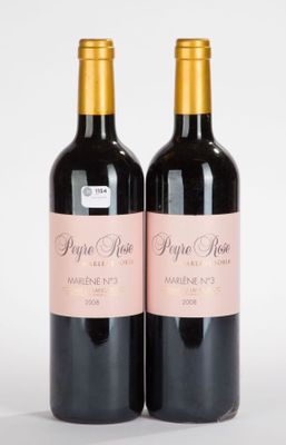 deux bouteilles de vin rouge posées l'une à côté de l'autre sur une surface blanche