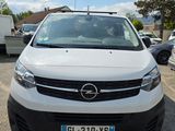 une camionnette blanche garée dans un parking avec d'autres voitures