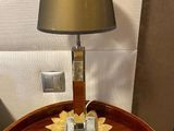 une table surmontée d'une lampe dans une pièce