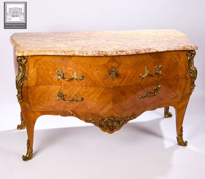 une commode à dessus de marbre sur fond blanc