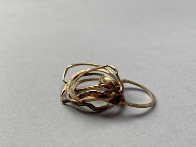 une bague en or posée sur une table