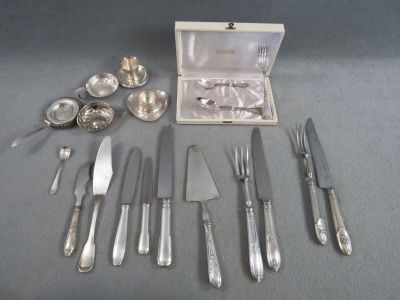 beaucoup d'argenterie sur une table avec une boîte