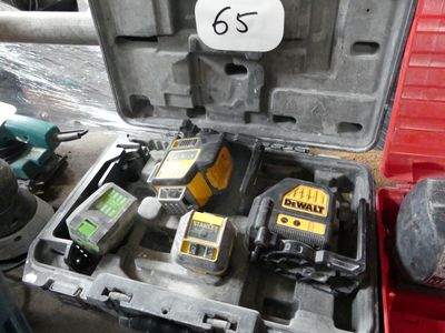une photo d'une boîte à outils contenant des outils
