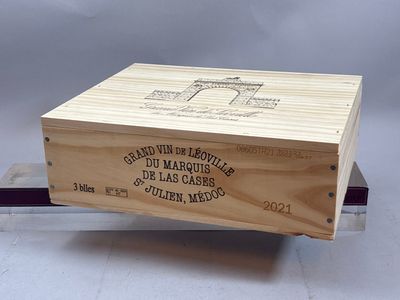 boîte en bois sur laquelle est dessiné un terrain de basket