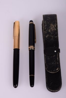 deux stylos et un étui posés sur une surface blanche