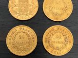 quatre pièces d'or posées les unes à côté des autres sur une table