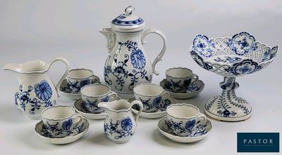 un ensemble d'assiettes, de tasses et de soucoupes bleues et blanches